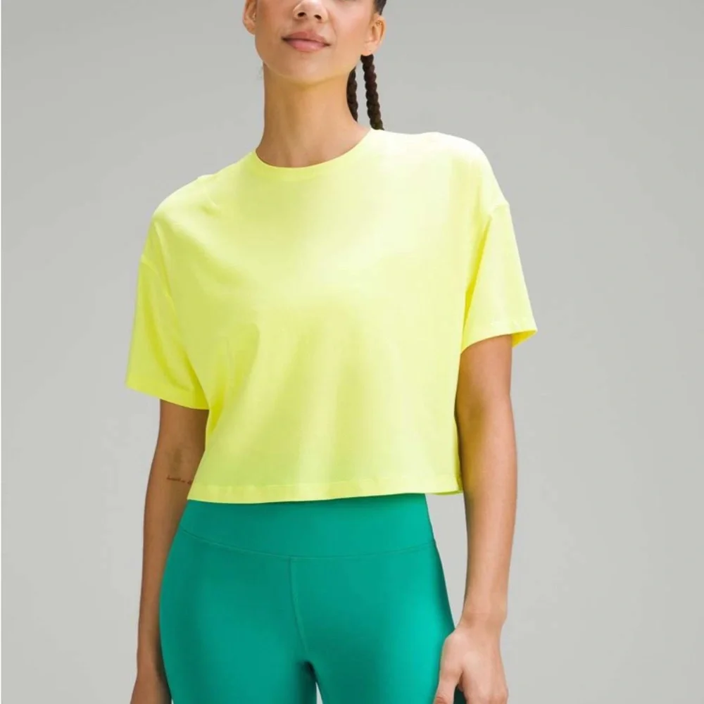 NWT LULULEMON ATHLETICA Abrasion Resistant Training Tee. Size 12 - Picture 1 of 5
